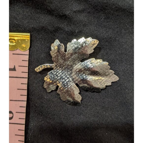 Vintage Silver Tone Textured Maple Leaf Brooch - Picture 4 of 4